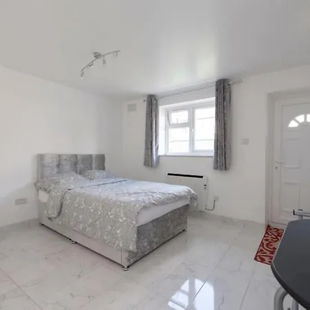 Newly Renovated Cozy Studio In North London